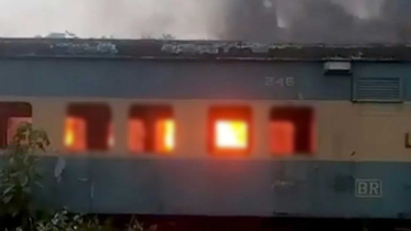 চট্টগ্রামে পরিত্যক্ত ট্রেনের বগিতে আগুন