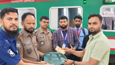কক্সবাজার এক্সপ্রেসে যাত্রীর হারানো ব্যাগ উদ্ধার করে ফেরত দিলেন স্টুয়ার্ড সোহেল