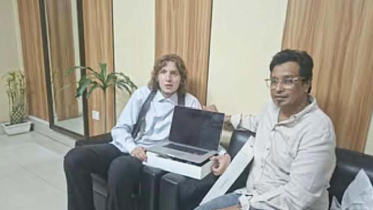 কান্না দেখে জার্মান তরুণকে ম্যাকবুক উপহার