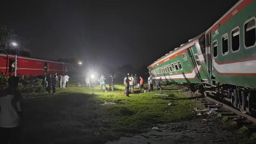 খুলনা রেলওয়ে ইয়ার্ডে লাইনচ্যুত রূপসা এক্সপ্রেসের দুটি বগি