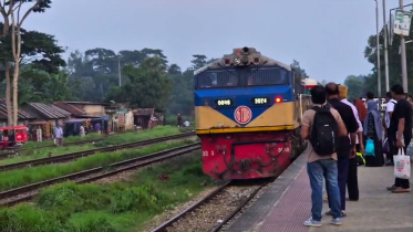 দেশের একমাত্র রেলপথ যেখানে চলন্ত ট্রেনে মানুষ ওঠেন, নামেন