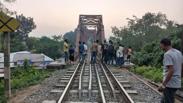 পাবনায় ট্রেনের ধাক্কায় প্রাণ গেল ছোট ভাইয়ের, অলৌকিকভাবে বাঁচল বড় ভাই