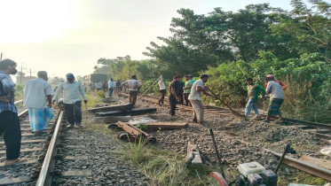 লাকসামে কর্ণফুলী কমিউটার ট্রেনের ইঞ্জিনসহ তিনটি বগি লাইনচ্যুত হওয়ার ১৬ ঘণ্টা পর উদ্ধারকাজ শেষ হয়েছে