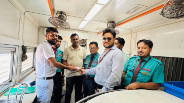 সুবর্ণ এক্সপ্রেসে অনবোর্ড কর্মীদের সততায় হারানো মানিব্যাগ ফিরে পেলেন যাত্রী