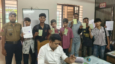 মেঘনা এক্সপ্রেসের ছাদ থেকে ৮ যাত্রী আটক, জরিমানা আদায়