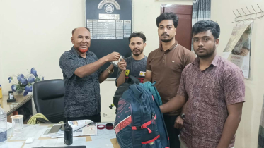 ভারতীয় ৩ নাগরিকের হারানো পাসপোর্ট ও মূল্যবান মালামাল ফিরিয়ে দিল ভৈরব রেলওয়ে থানা পুলিশ
