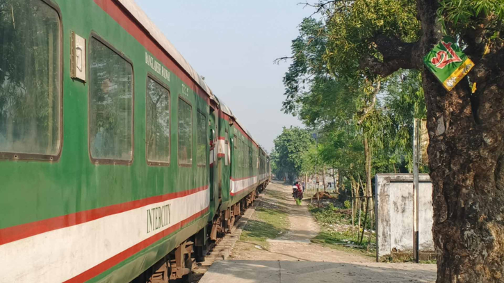 প্রতিদিন ৩–৪ ঘণ্টা বিলম্বে পঞ্চগড় এক্সপ্রেস, জরাজীর্ণ কোচে ভোগান্তিতে যাত্রীরা