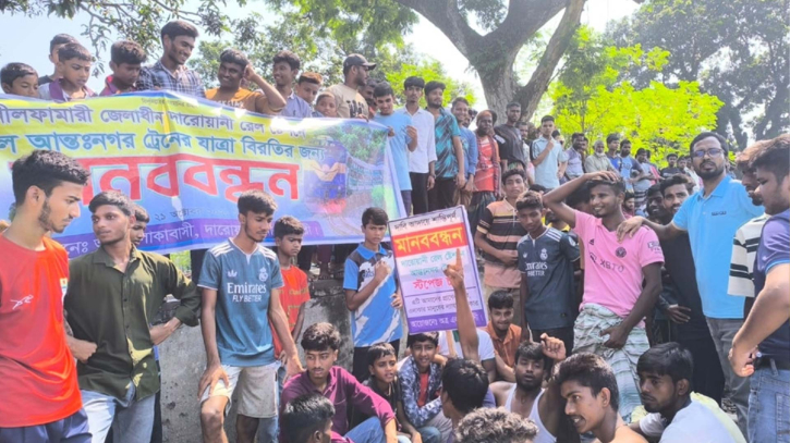 নীলফামারীর দারোয়ানী রেলস্টেশনে আন্তঃনগর ট্রেনের যাত্রাবিরতির দাবিতে ৪ ঘণ্টা রেলপথ অবরোধ