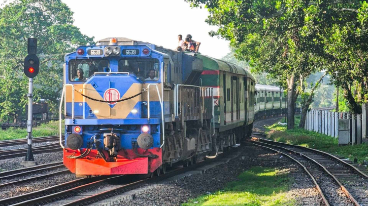লাকসামে ২৪ ঘণ্টা পর ঢাকামুখী লাইনে ট্রেন চলাচল শুরু