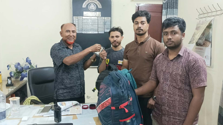 ভারতীয় ৩ নাগরিকের হারানো পাসপোর্ট ও মূল্যবান মালামাল ফিরিয়ে দিল ভৈরব রেলওয়ে থানা পুলিশ