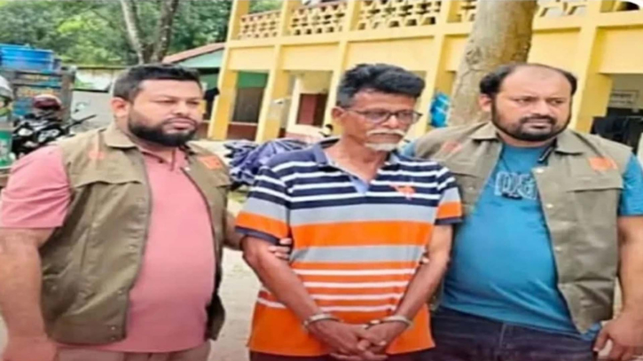 আখাউড়া স্টেশনে ট্রেন থেকে জোড়া খুনের প্রধান আসামি গ্রেপ্তার