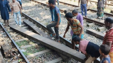 ৫ ঘণ্টা অবরোধের পর নীলফামারীতে ট্রেন চলাচল স্বাভাবিক