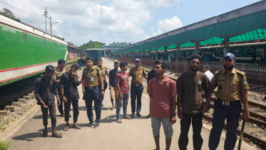 চট্টগ্রাম রেলওয়ে স্টেশনে ট্রেনের ছাদে ভ্রমণ, ৮ জন আটক