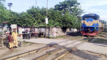 বিনা বেতনে ৫ বছর ধরে ‘অরক্ষিত রেলক্রসিং’ পাহারা দিচ্ছেন ইসলাম