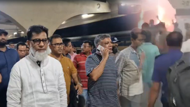 হাওর এক্সপ্রেসে আগুন, তাৎক্ষণিক ঘটনাস্থল পরিদর্শনে  রেল প্রতিমন্ত্রী হাবিবুর রশিদ হাবিব