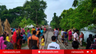 সন্তানকে বাঁচাতে গিয়ে ট্রেনের ধাক্কায় মায়ের করুণ মৃত্যু