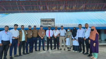 হুইসেলের শব্দে জেগে থাকে পাহাড়তলী স্টেশন , দায়িত্বে ব্যস্ত রেলকর্মীরা।