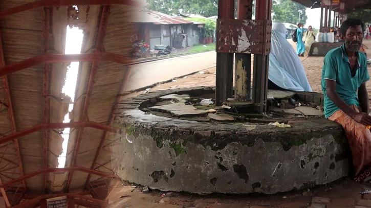 বেহাল আহসানগঞ্জ রেলস্টেশন, রোদ-বৃষ্টিতে চরম দুর্ভোগে যাত্রীরা