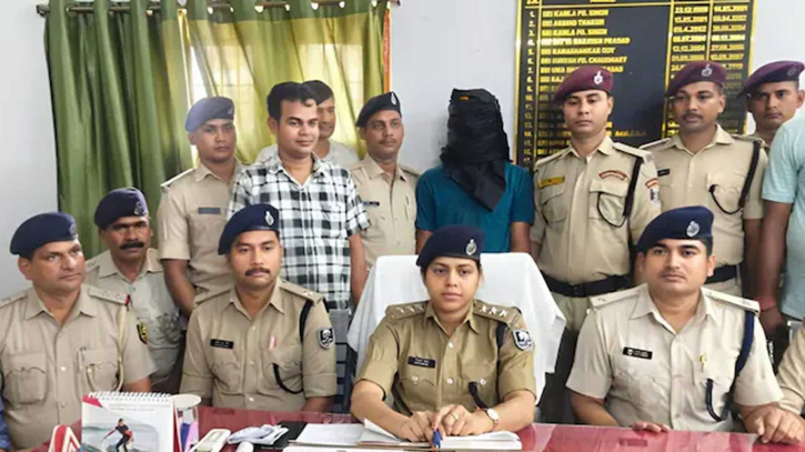 পুলিশ সেজে ট্রেনে যাত্রীকে জরিমানা, টাকা না পেয়ে চলন্ত ট্রেন থেকে ধাক্কা