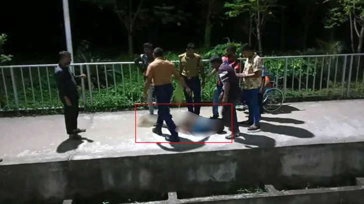 রাবি শিক্ষার্থীকে বেধড়ক পেটালেন রেলওয়ে কর্মকর্তারা