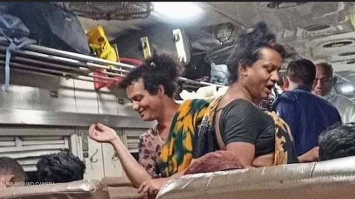 ট্রেনে হিজড়াদের প্রকাশ্যে চাঁদাবাজি নিরুপায় হয়ে টাকা দেন সাধারণ যাত্রীরা
